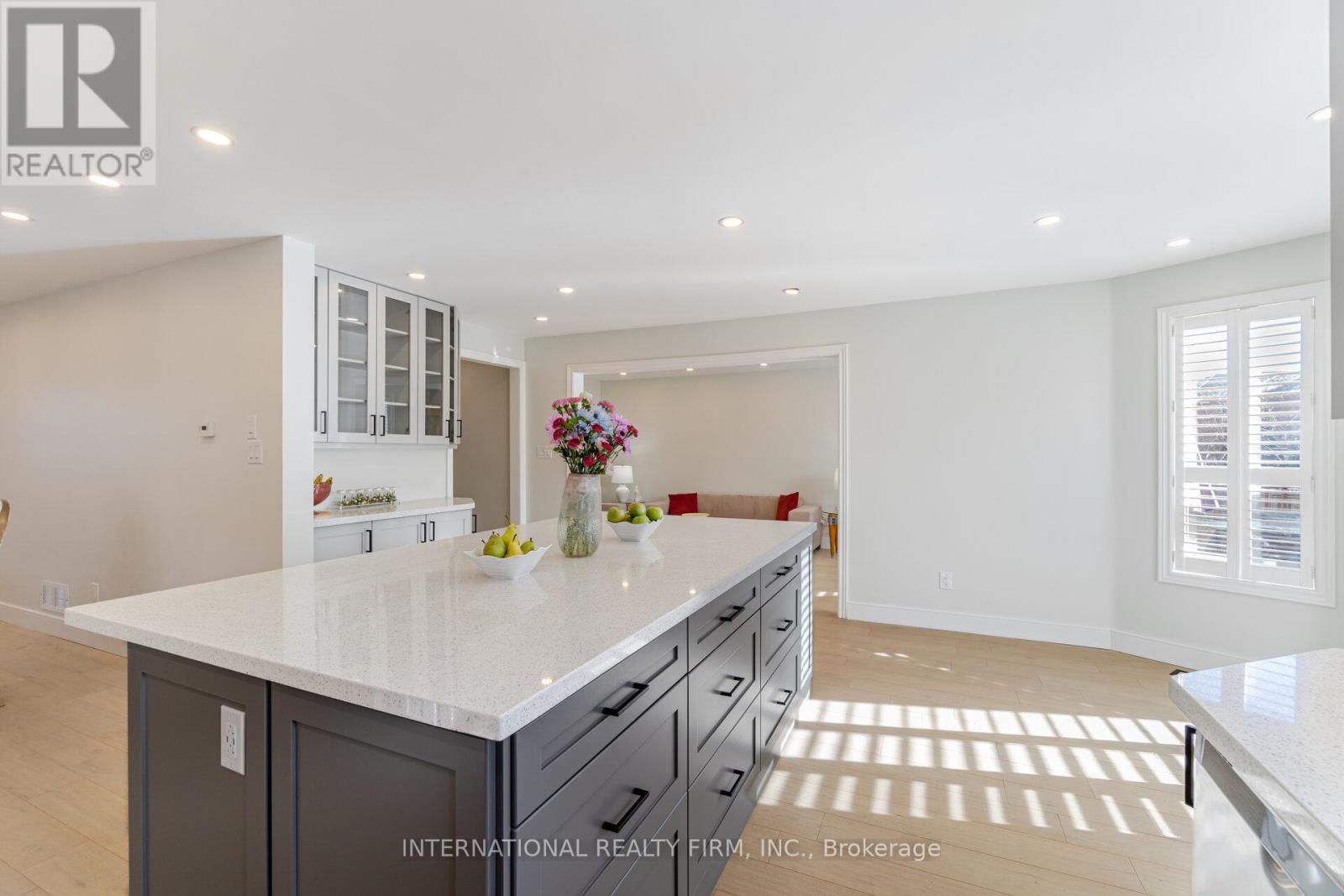 Photo 11 of 67 Rosanna Crescent, Vaughan ON