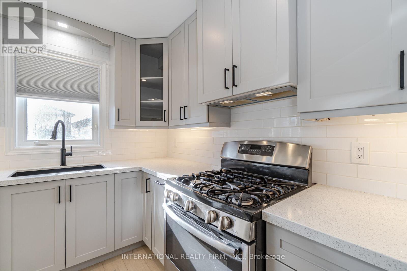 Photo 13 of 67 Rosanna Crescent, Vaughan ON