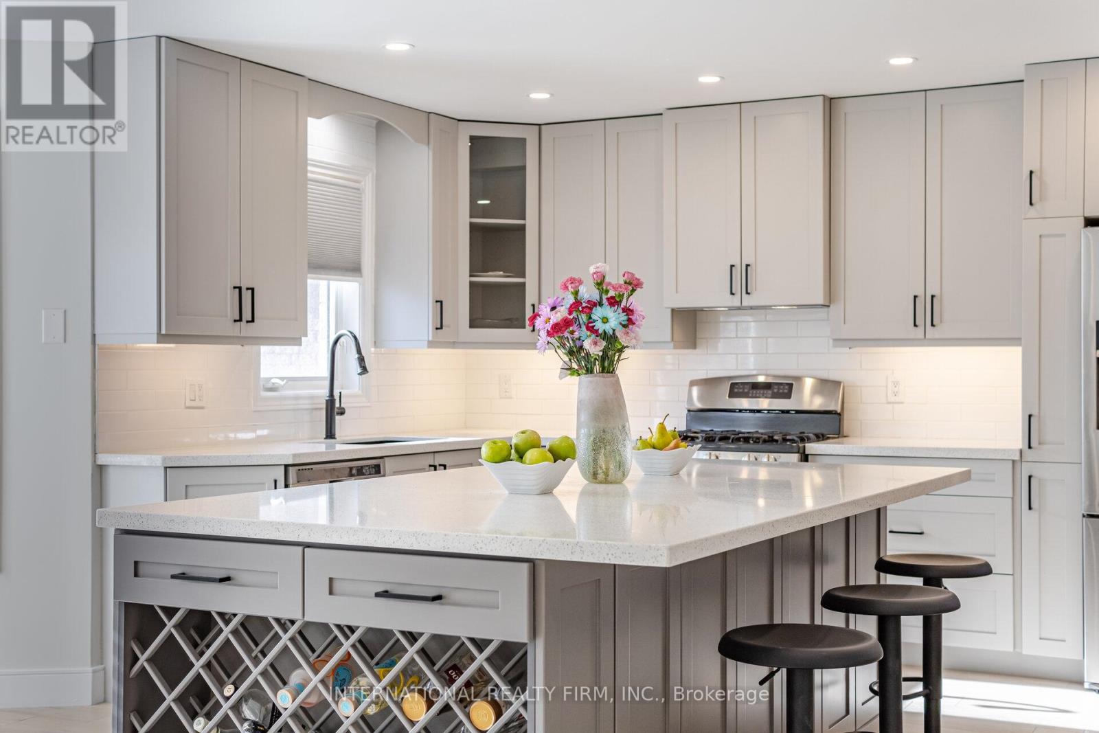 Photo 14 of 67 Rosanna Crescent, Vaughan ON
