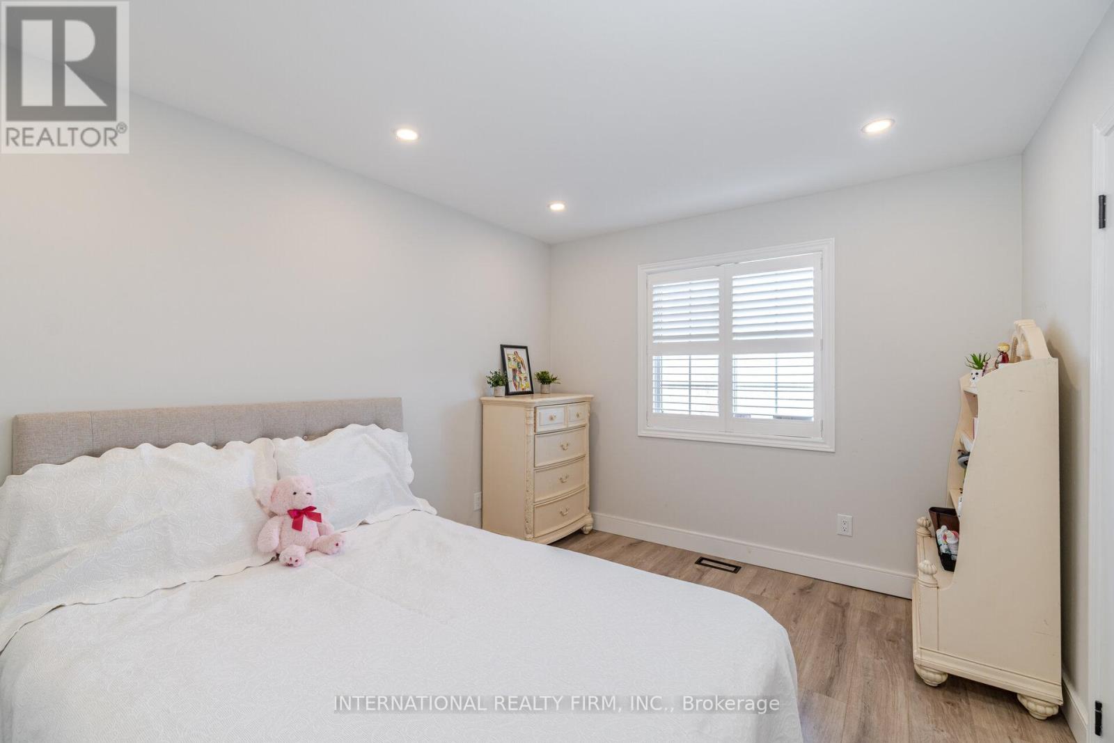 Photo 33 of 67 Rosanna Crescent, Vaughan ON
