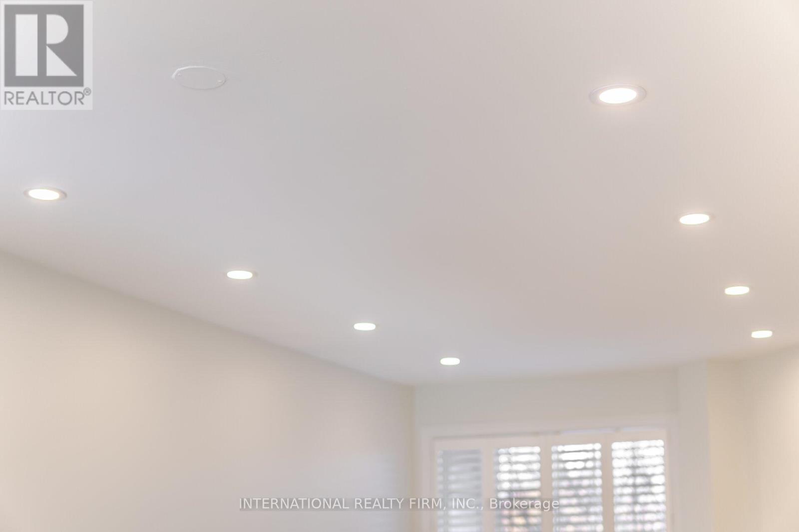 Photo 9 of 67 Rosanna Crescent, Vaughan ON