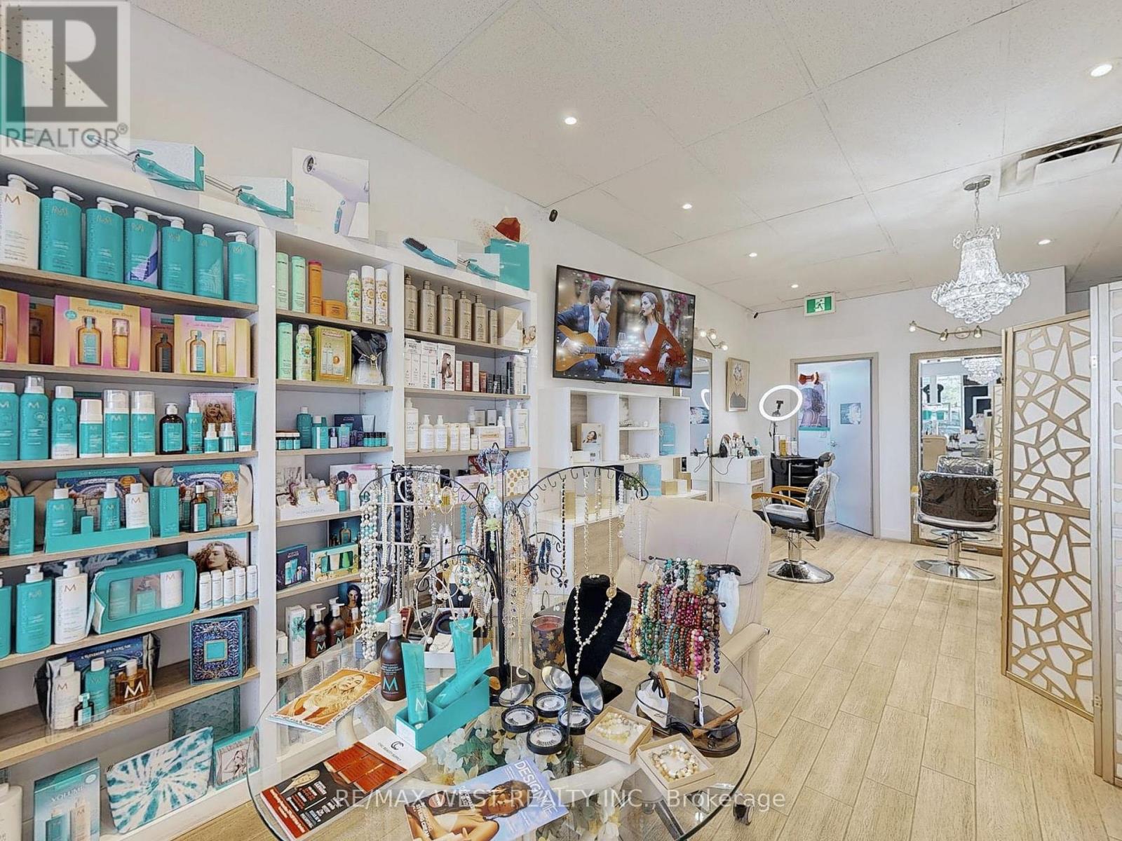 Photo 10 of 24 13071 Yonge St Street, Richmond Hill ON