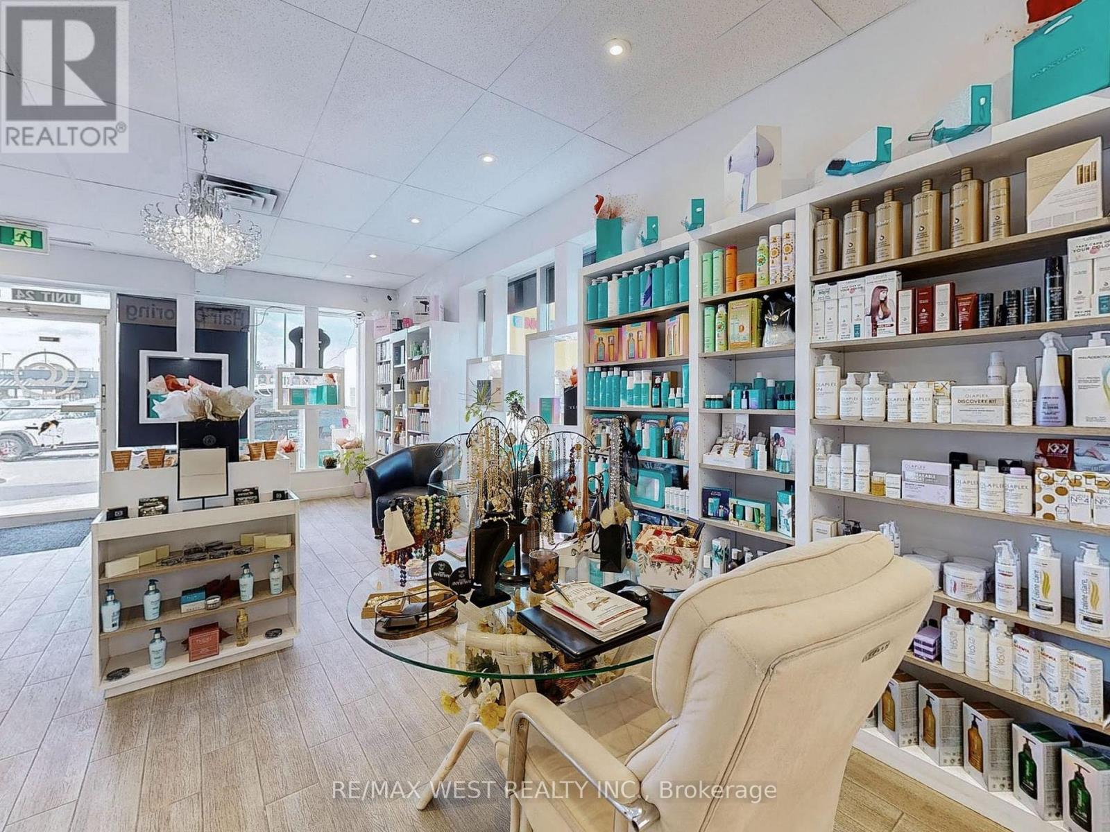 Photo 11 of 24 13071 Yonge St Street, Richmond Hill ON