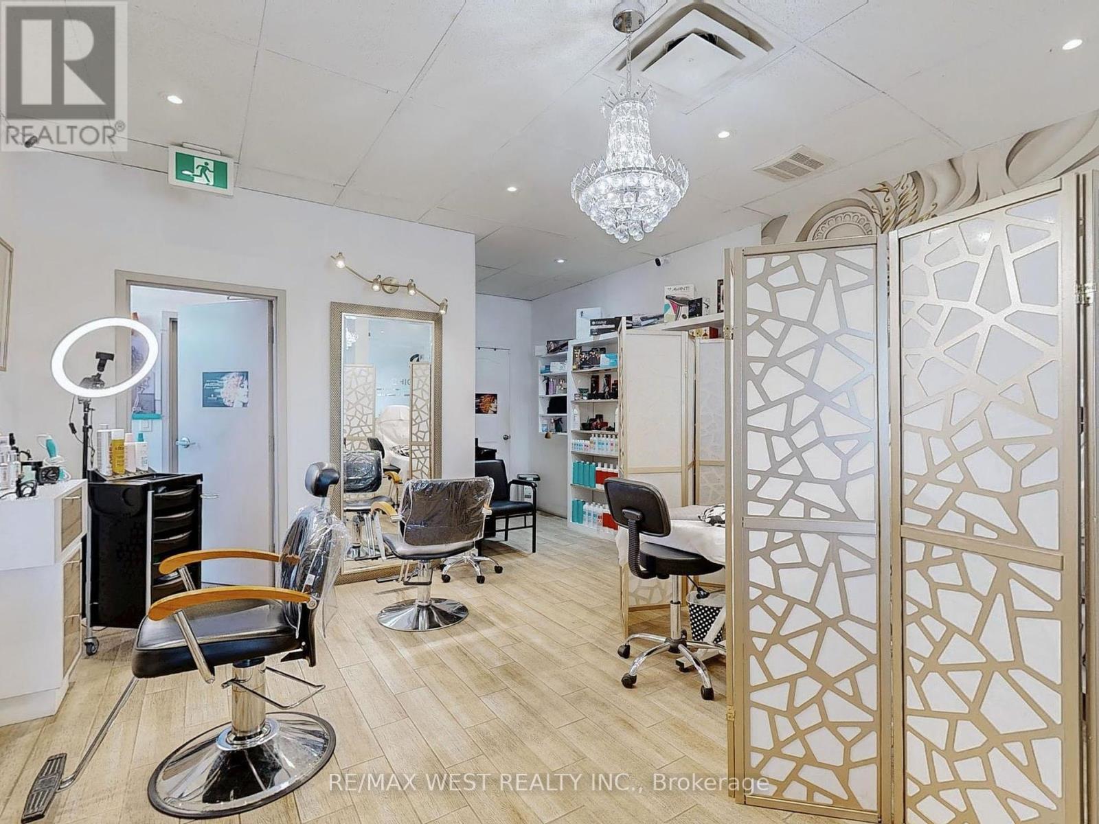 Photo 12 of 24 13071 Yonge St Street, Richmond Hill ON