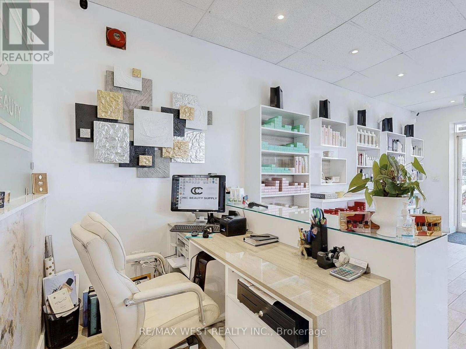 Photo 13 of 24 13071 Yonge St Street, Richmond Hill ON
