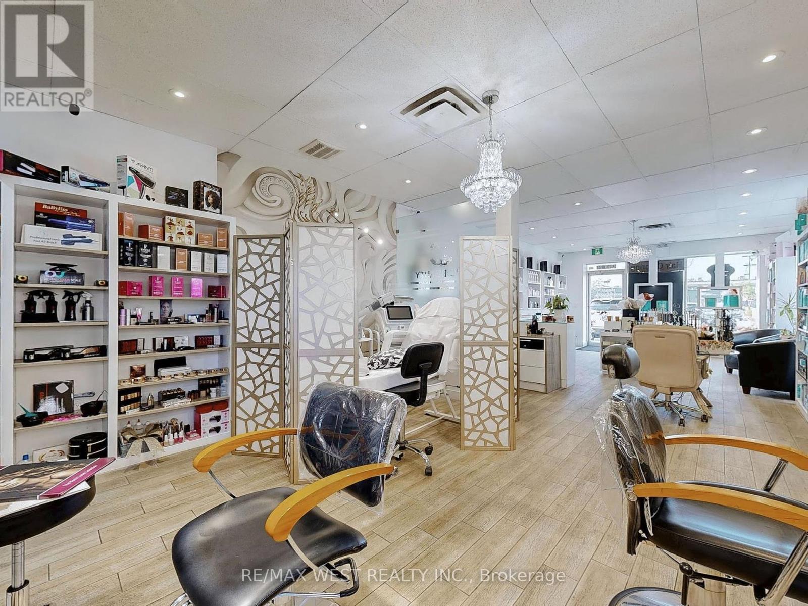 Photo 15 of 24 13071 Yonge St Street, Richmond Hill ON
