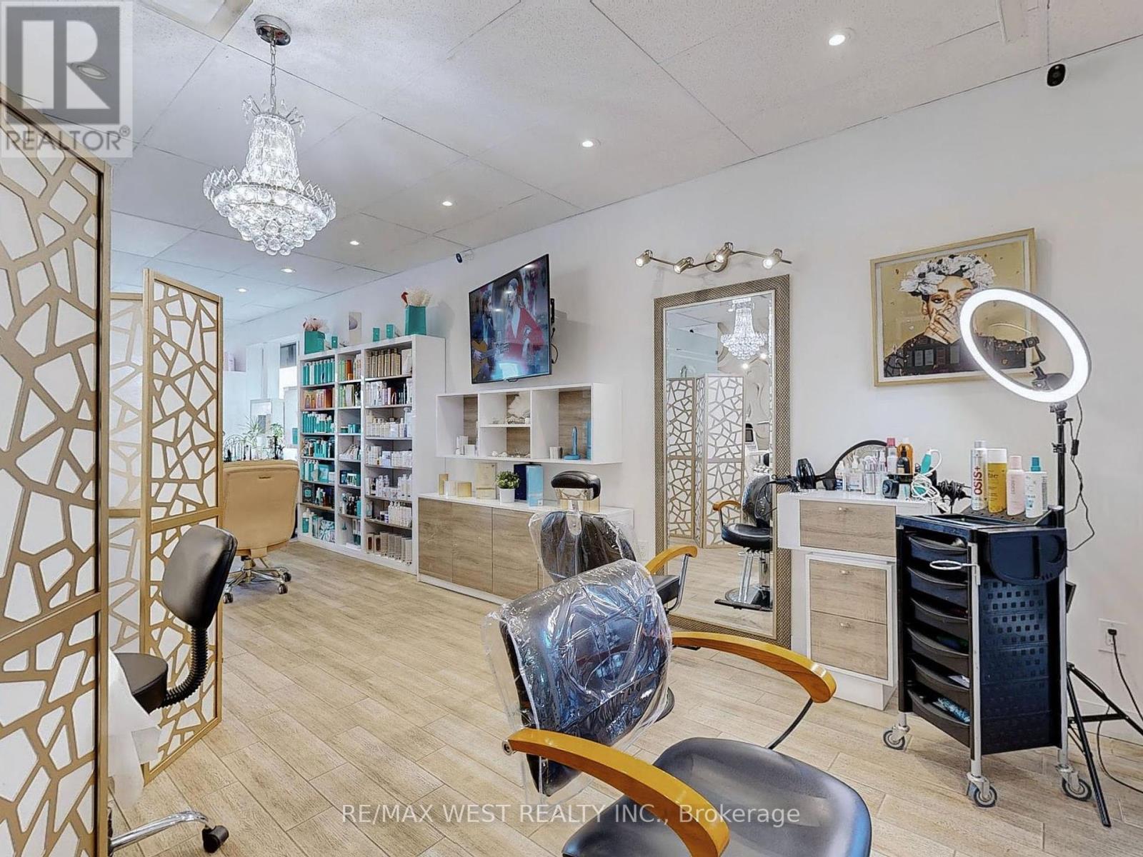 Photo 17 of 24 13071 Yonge St Street, Richmond Hill ON