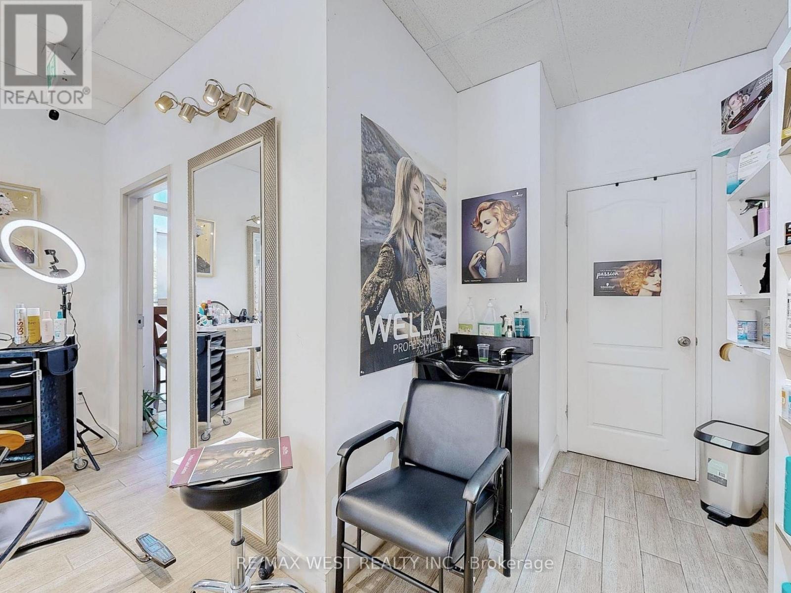 Photo 18 of 24 13071 Yonge St Street, Richmond Hill ON