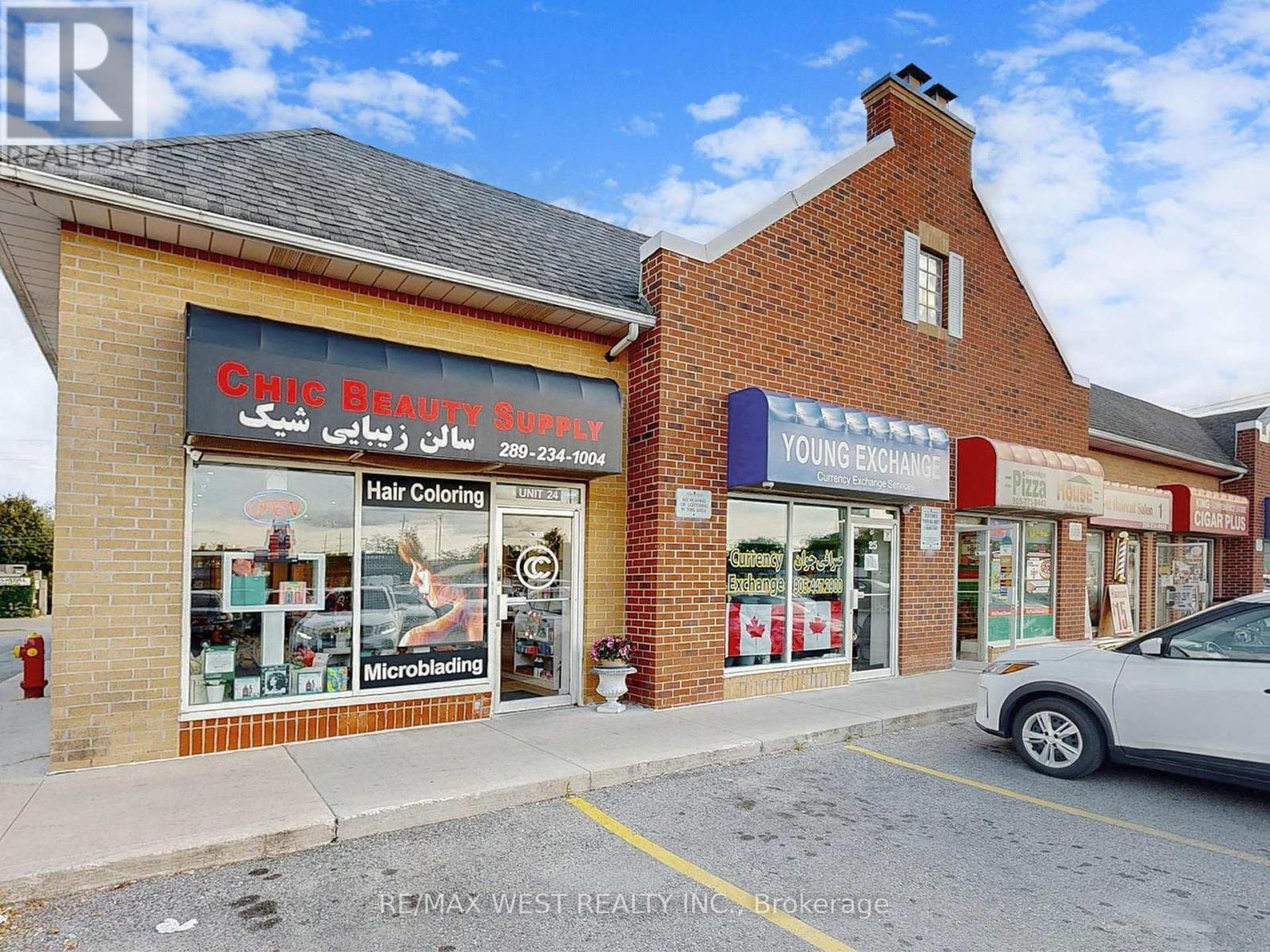 Photo 2 of 24 13071 Yonge St Street, Richmond Hill ON
