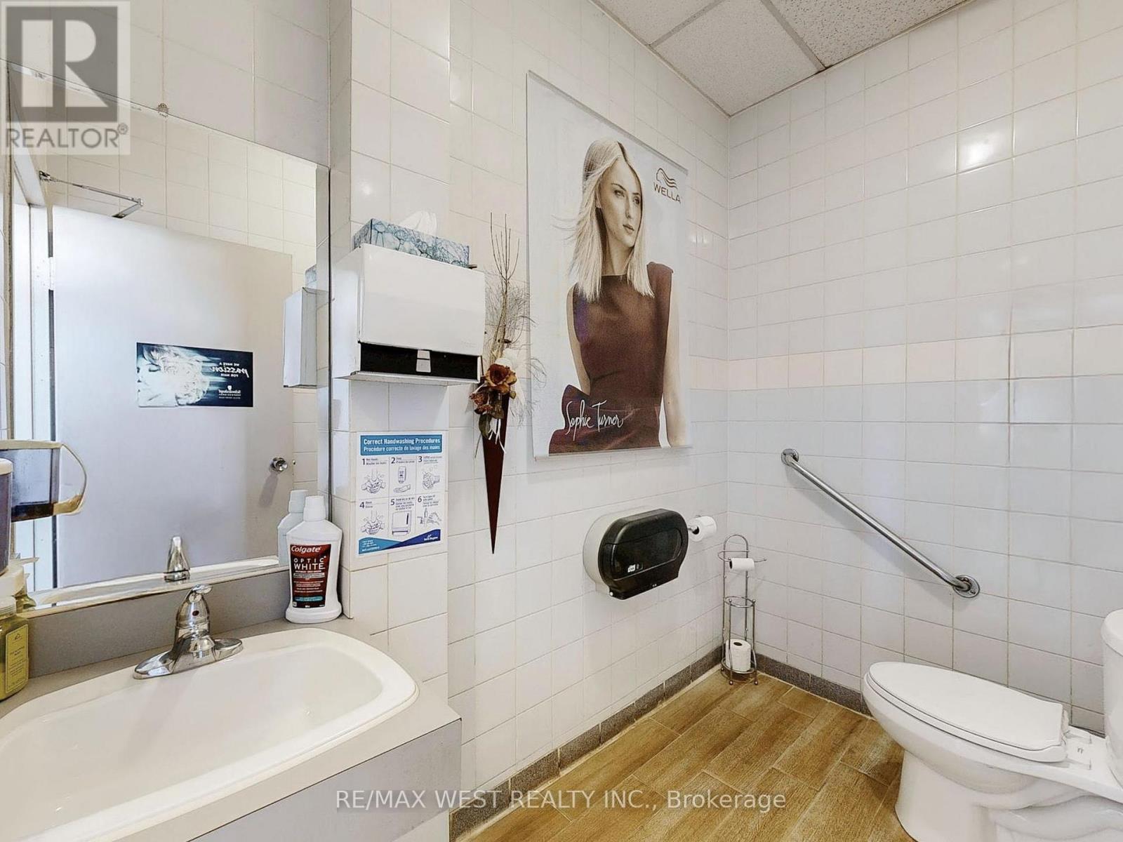 Photo 21 of 24 13071 Yonge St Street, Richmond Hill ON