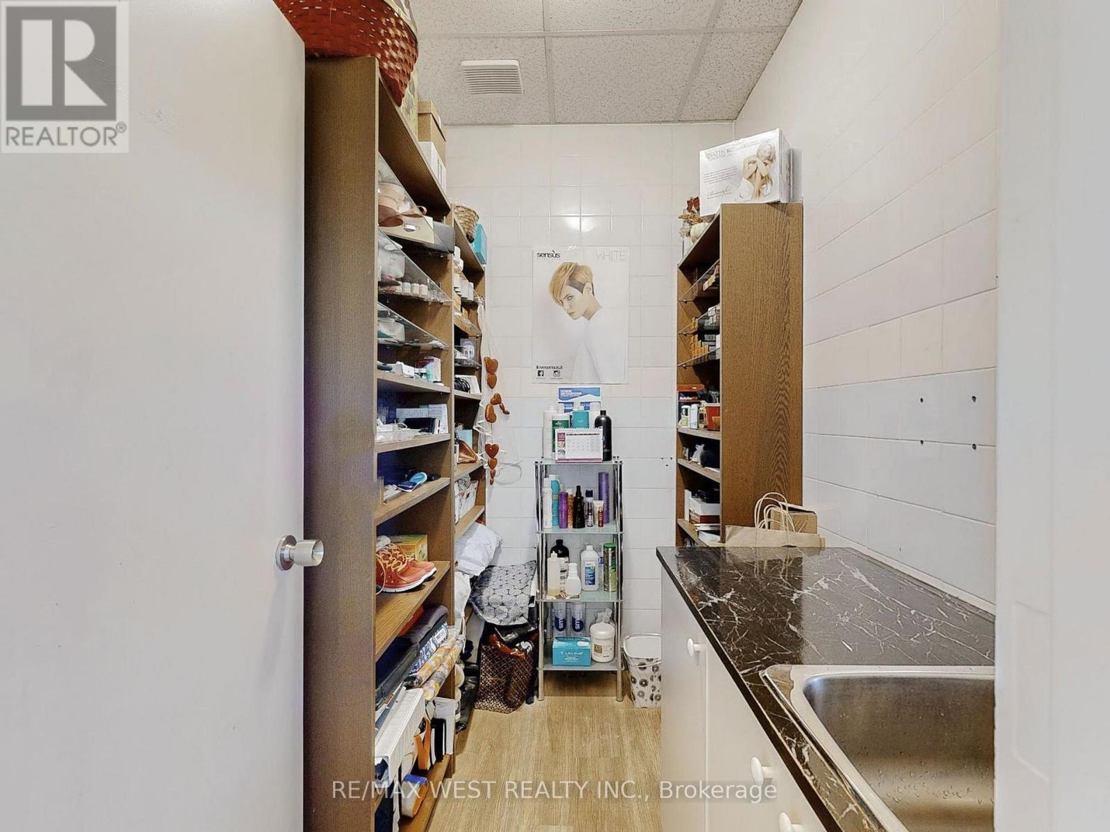 Photo 22 of 24 13071 Yonge St Street, Richmond Hill ON