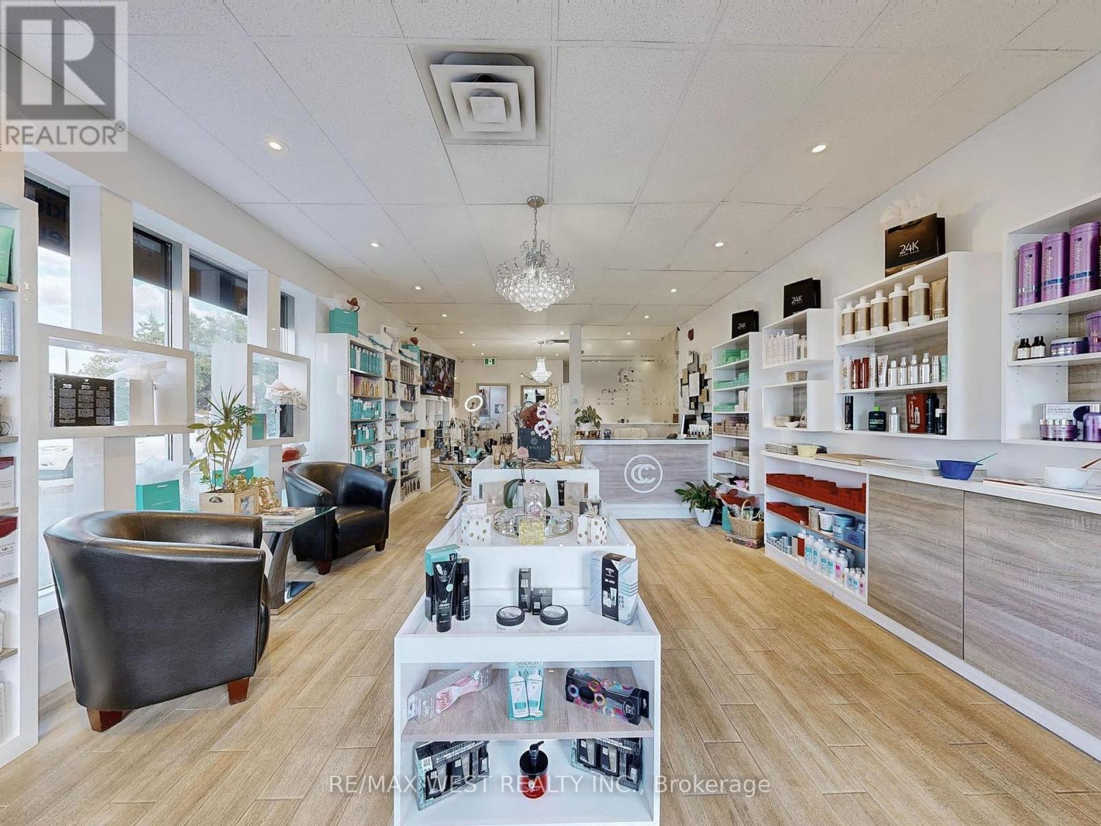 Photo 5 of 24 13071 Yonge St Street, Richmond Hill ON