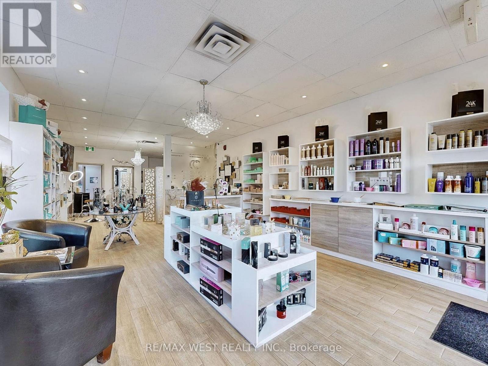 Photo 6 of 24 13071 Yonge St Street, Richmond Hill ON
