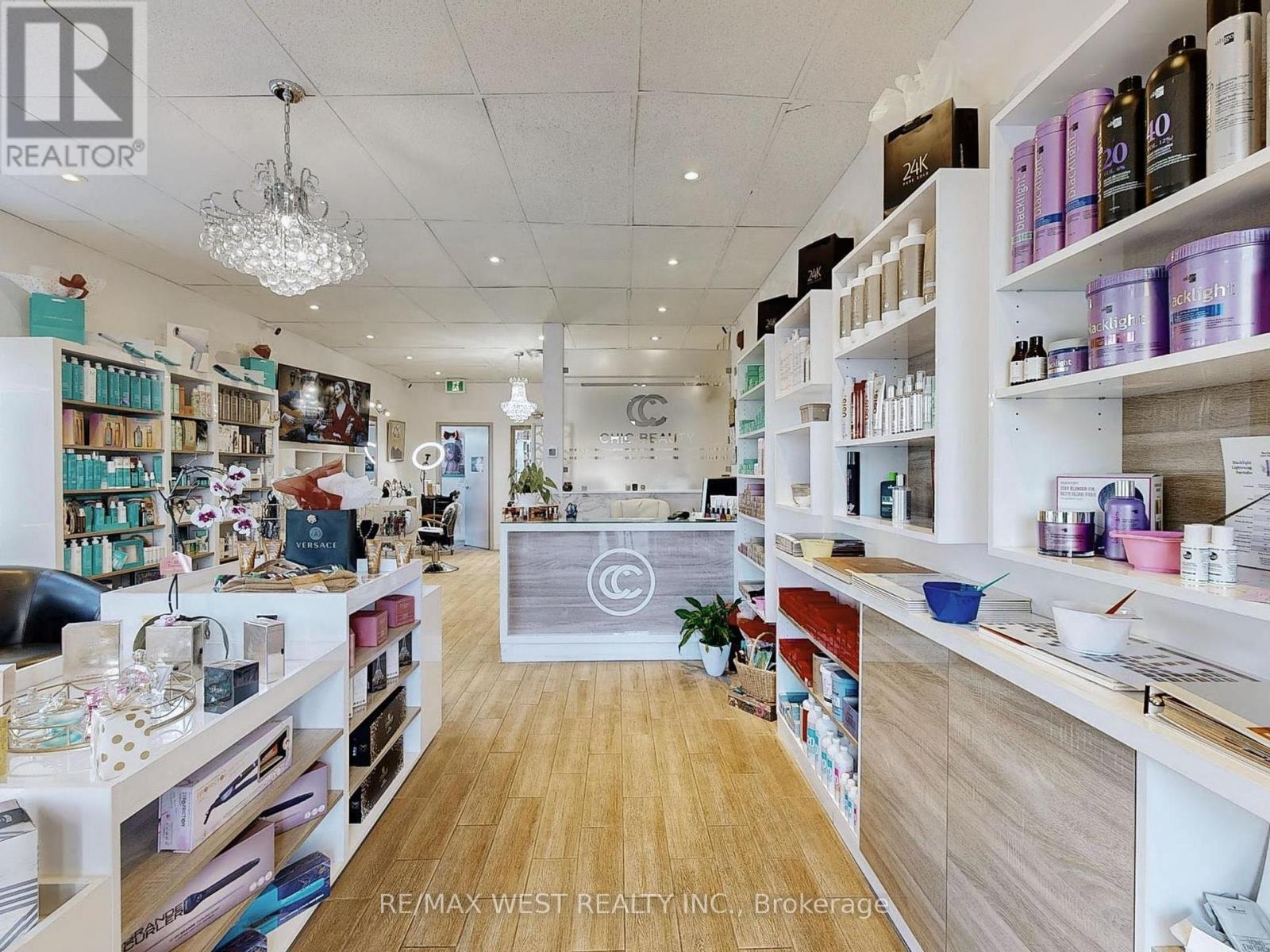 Photo 7 of 24 13071 Yonge St Street, Richmond Hill ON