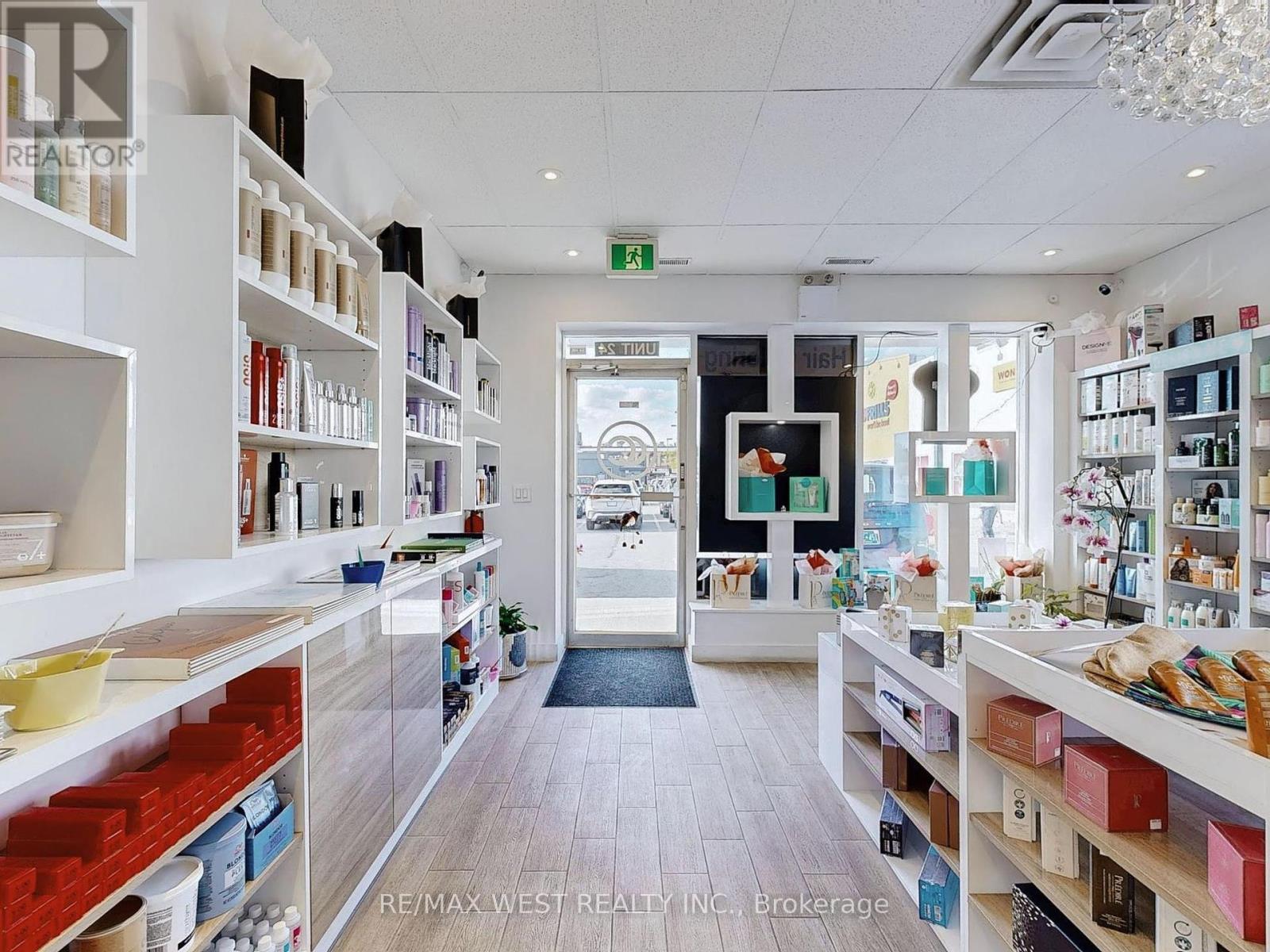 Photo 8 of 24 13071 Yonge St Street, Richmond Hill ON