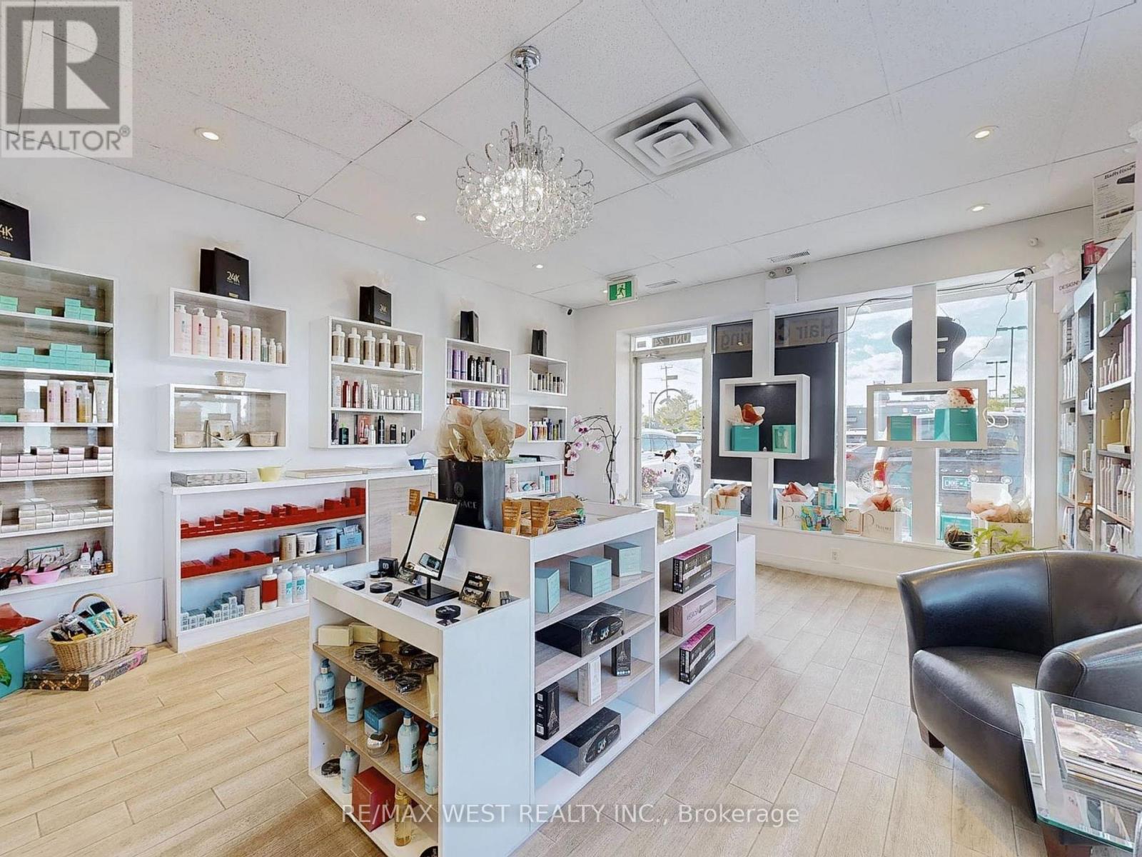 Photo 9 of 24 13071 Yonge St Street, Richmond Hill ON