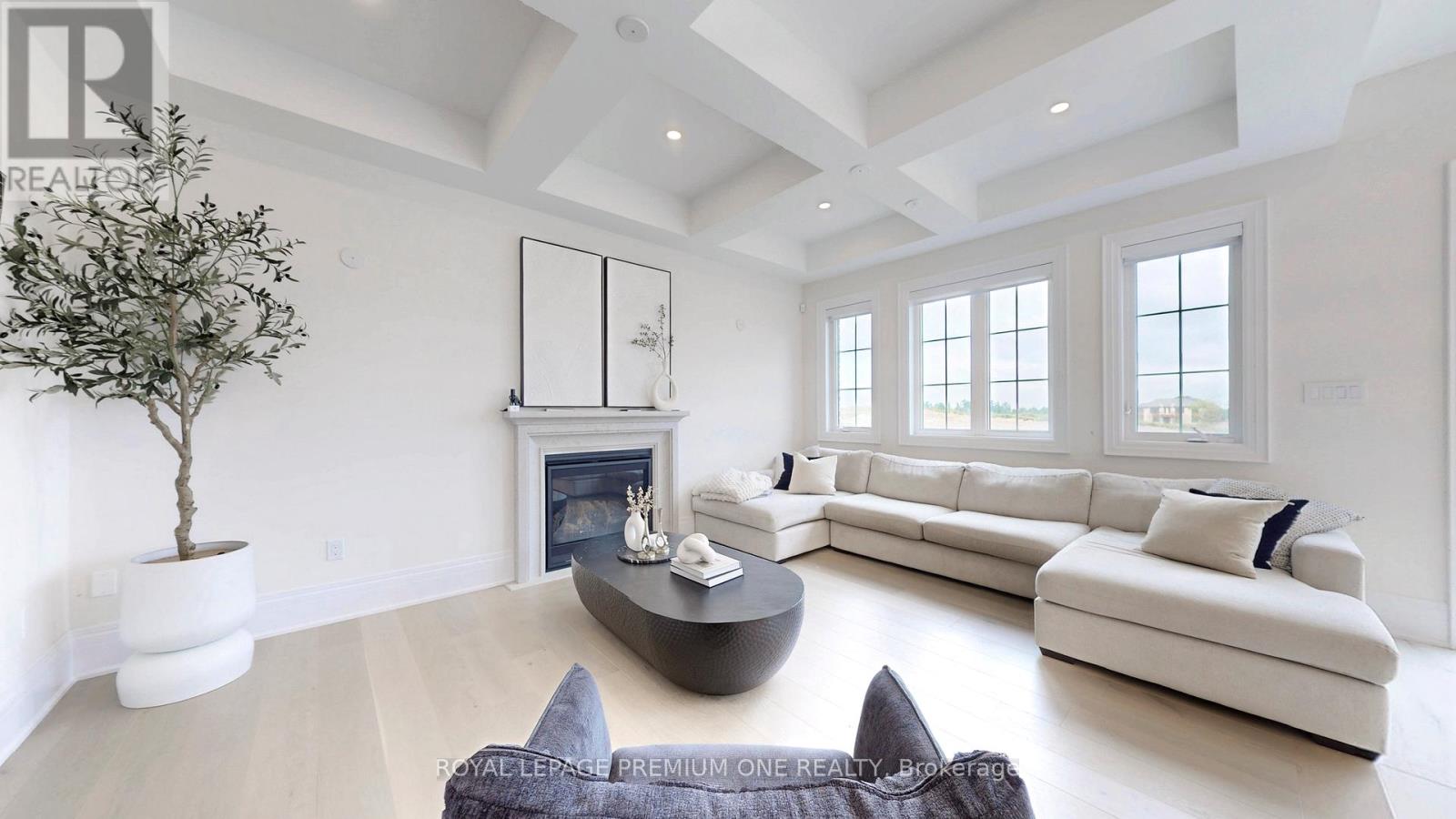 Photo 10 of 104 Greville Street, Vaughan ON