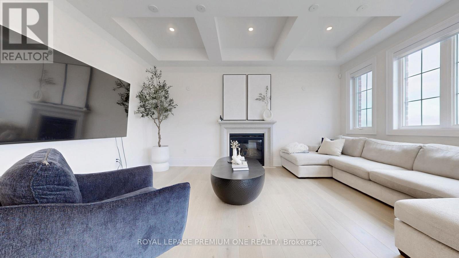 Photo 11 of 104 Greville Street, Vaughan ON