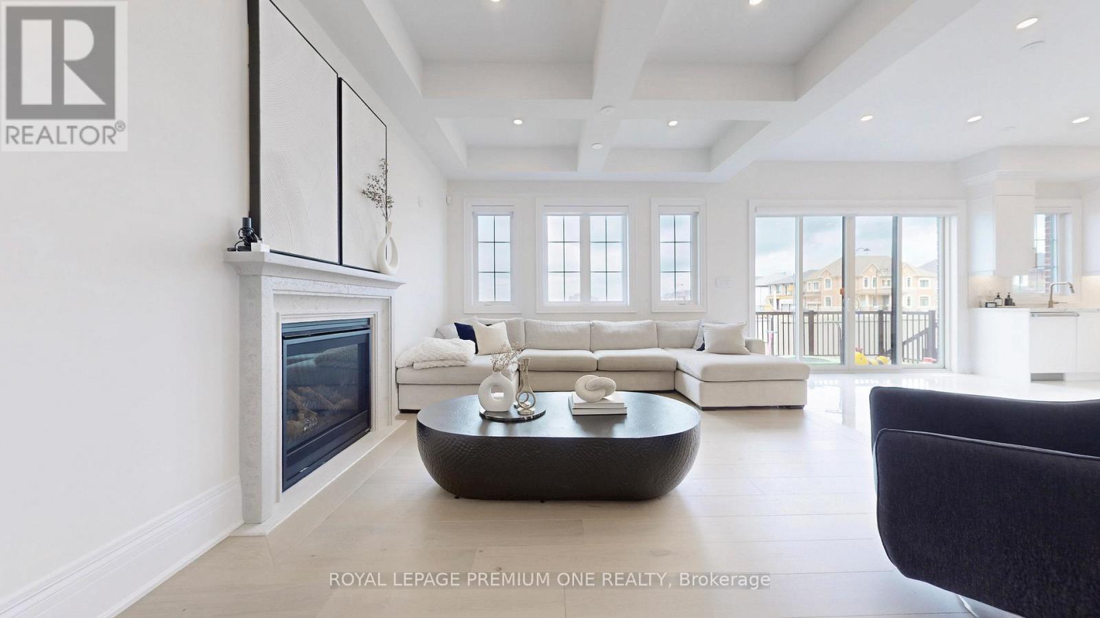 Photo 9 of 104 Greville Street, Vaughan ON