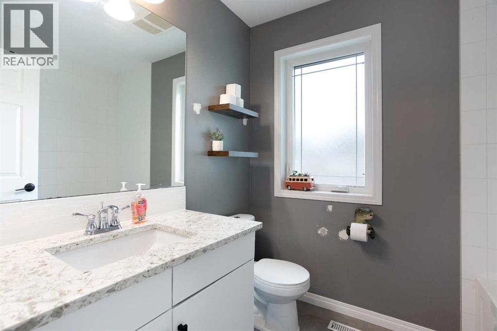 Photo 16 of 523 Windbrook Heights Sw, Airdrie AB