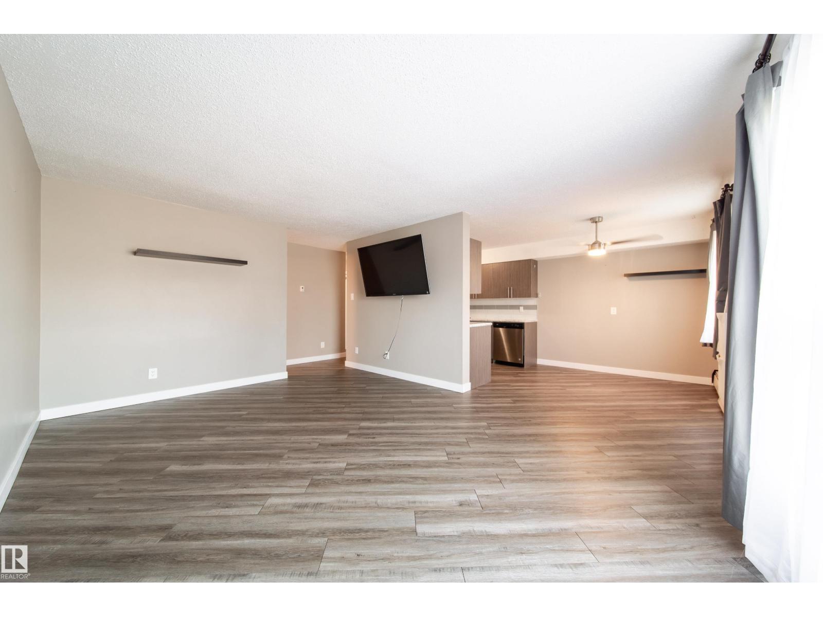 Photo 10 of 117 6103 35 A Av Nw, Edmonton AB