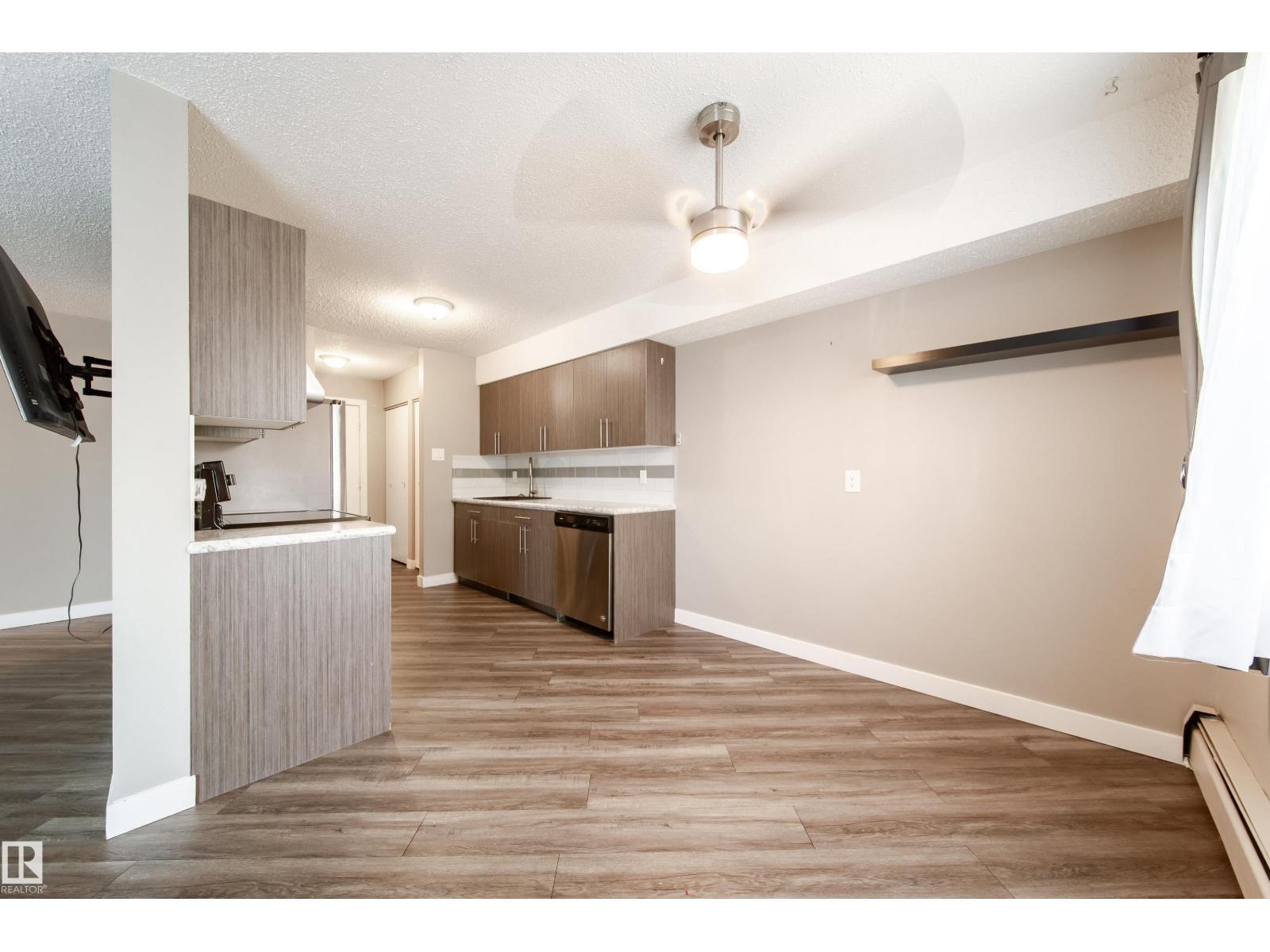 Photo 16 of 117 6103 35 A Av Nw, Edmonton AB