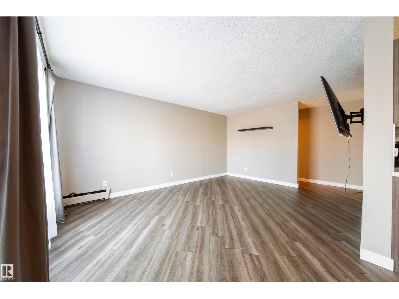 Photo 8 of 117 6103 35 A Av Nw, Edmonton AB