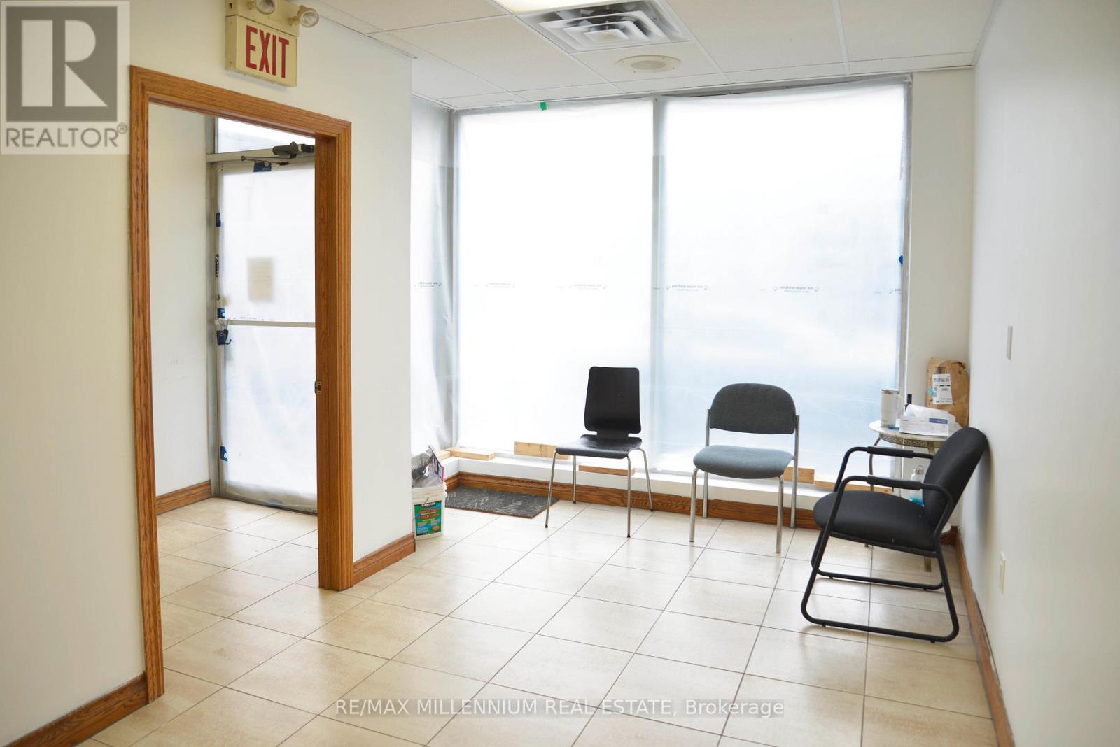 Photo 4 of 2821 Lake Shore Boulevard W, Toronto ON