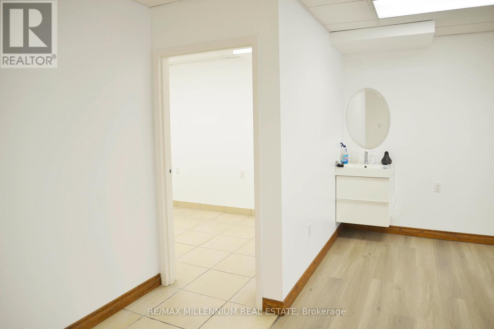 Photo 9 of 2821 Lake Shore Boulevard W, Toronto ON