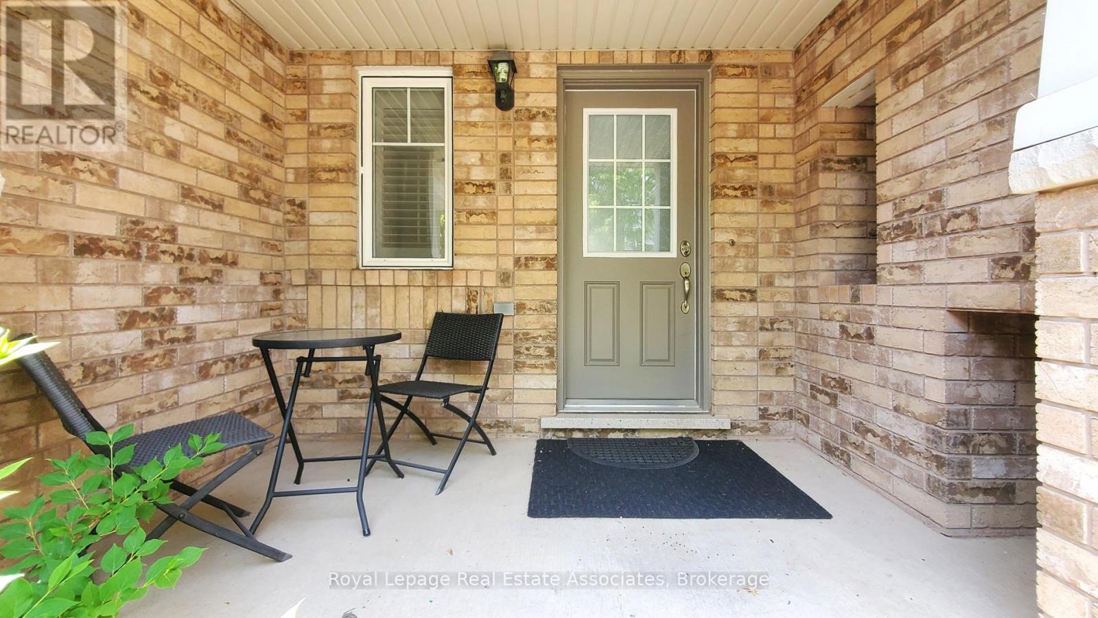 Photo 4 of 721 Shortreed Crescent, Milton ON