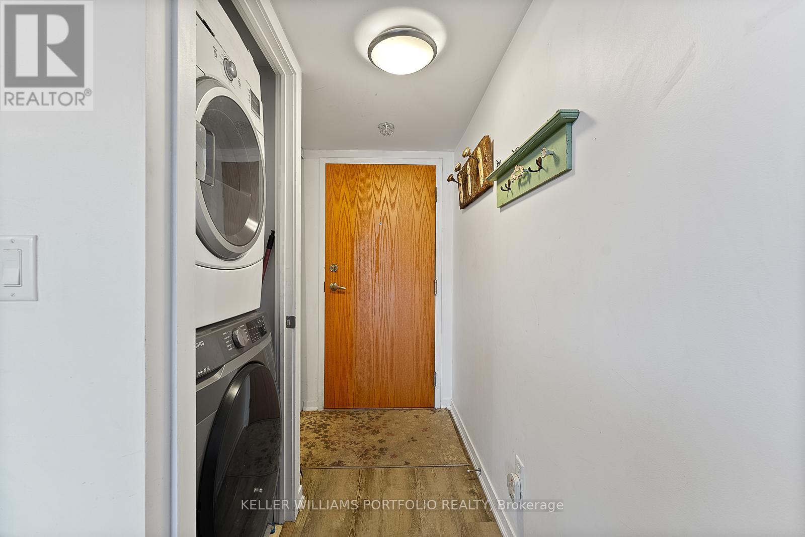 Photo 4 of 815 20 Joe Shuster Way, Toronto ON