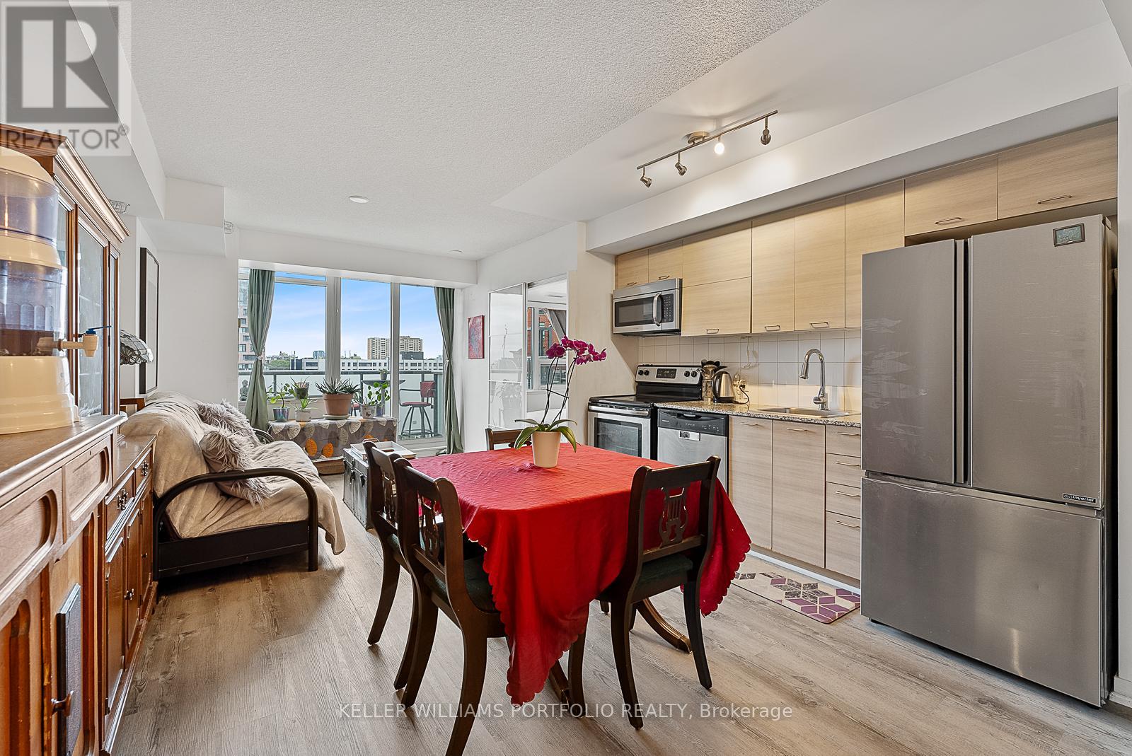 Photo 5 of 815 20 Joe Shuster Way, Toronto ON