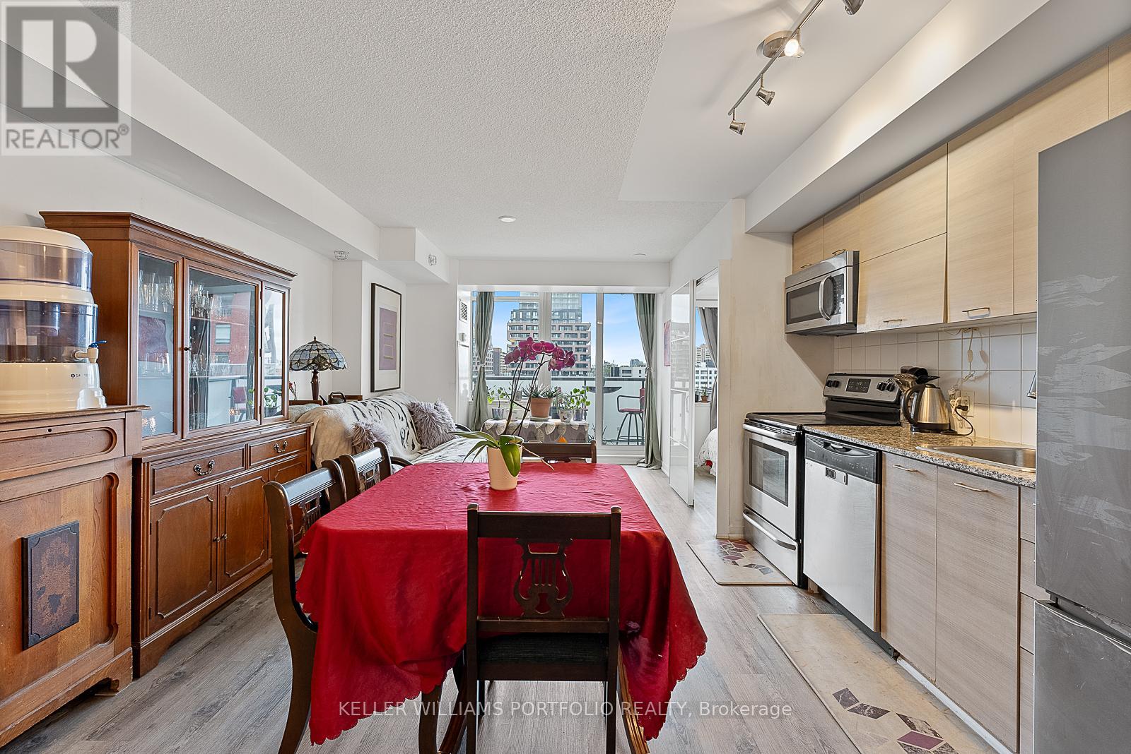 Photo 6 of 815 20 Joe Shuster Way, Toronto ON