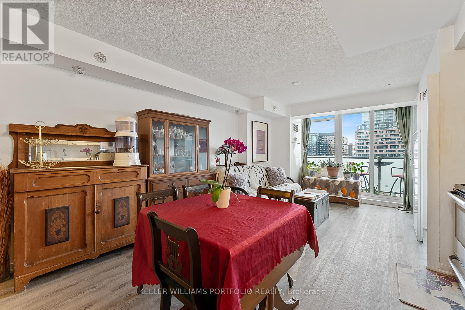 Photo 7 of 815 20 Joe Shuster Way, Toronto ON