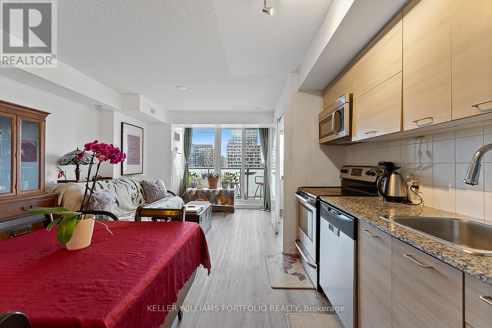 Photo 8 of 815 20 Joe Shuster Way, Toronto ON