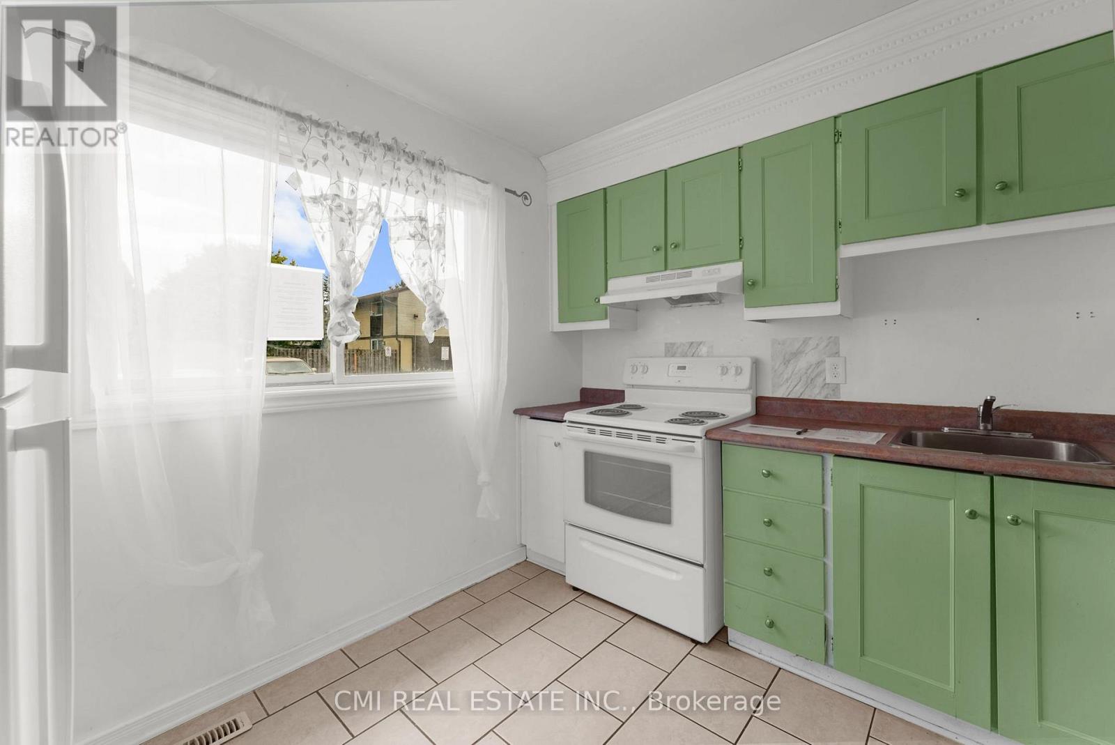 Photo 10 of 99 2570 Southvale Crescent, Ottawa ON