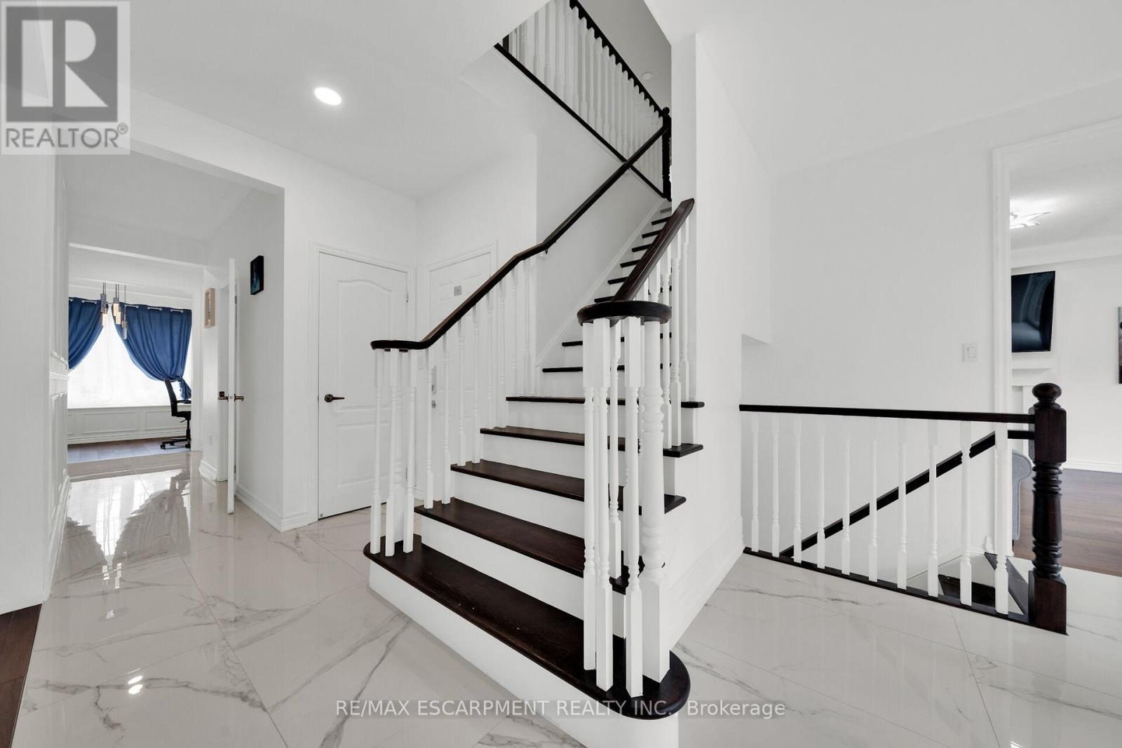 Photo 11 of 48 Montreal Circle, Hamilton ON