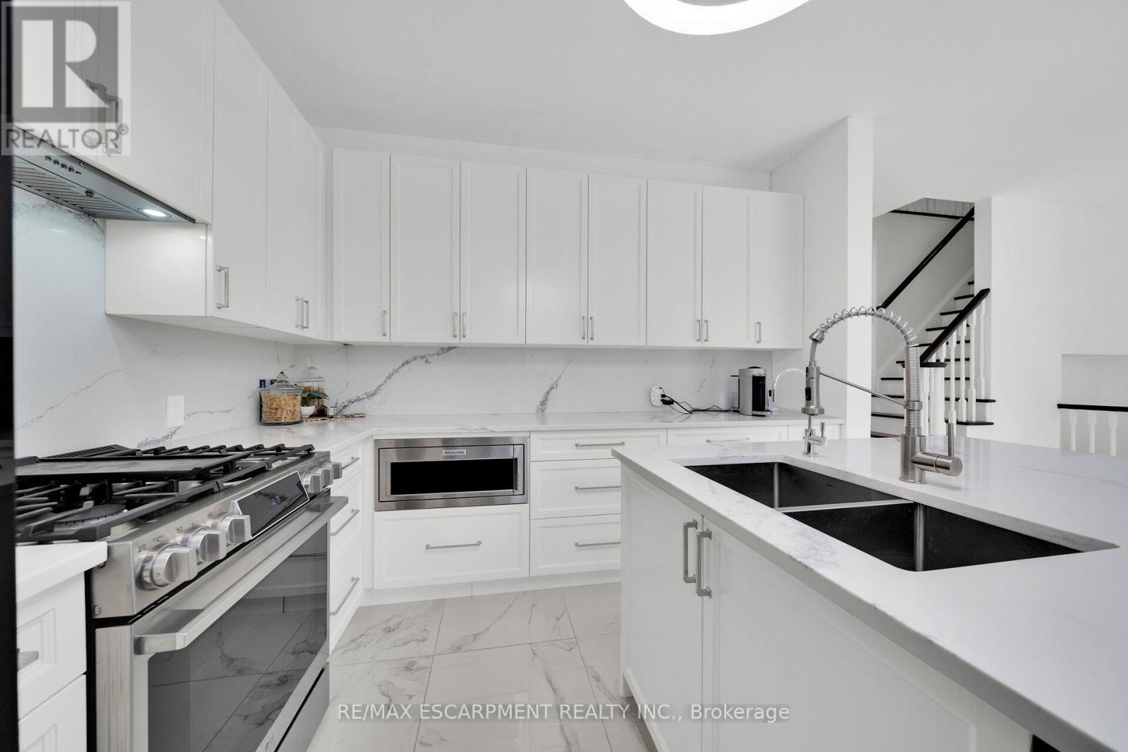 Photo 17 of 48 Montreal Circle, Hamilton ON
