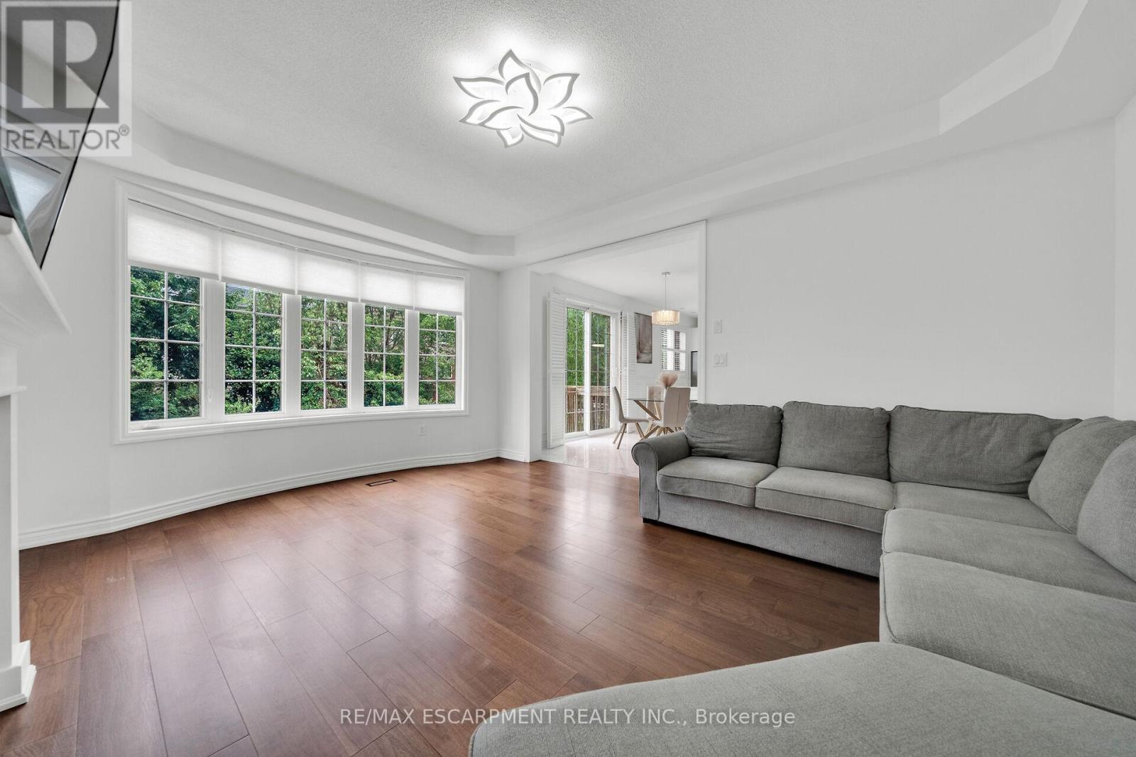 Photo 18 of 48 Montreal Circle, Hamilton ON
