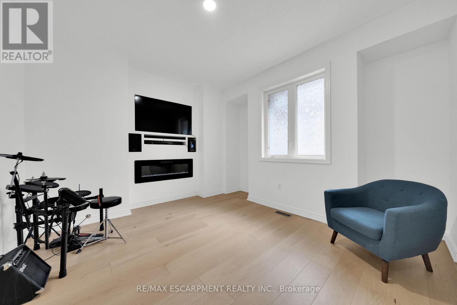 Photo 19 of 48 Montreal Circle, Hamilton ON
