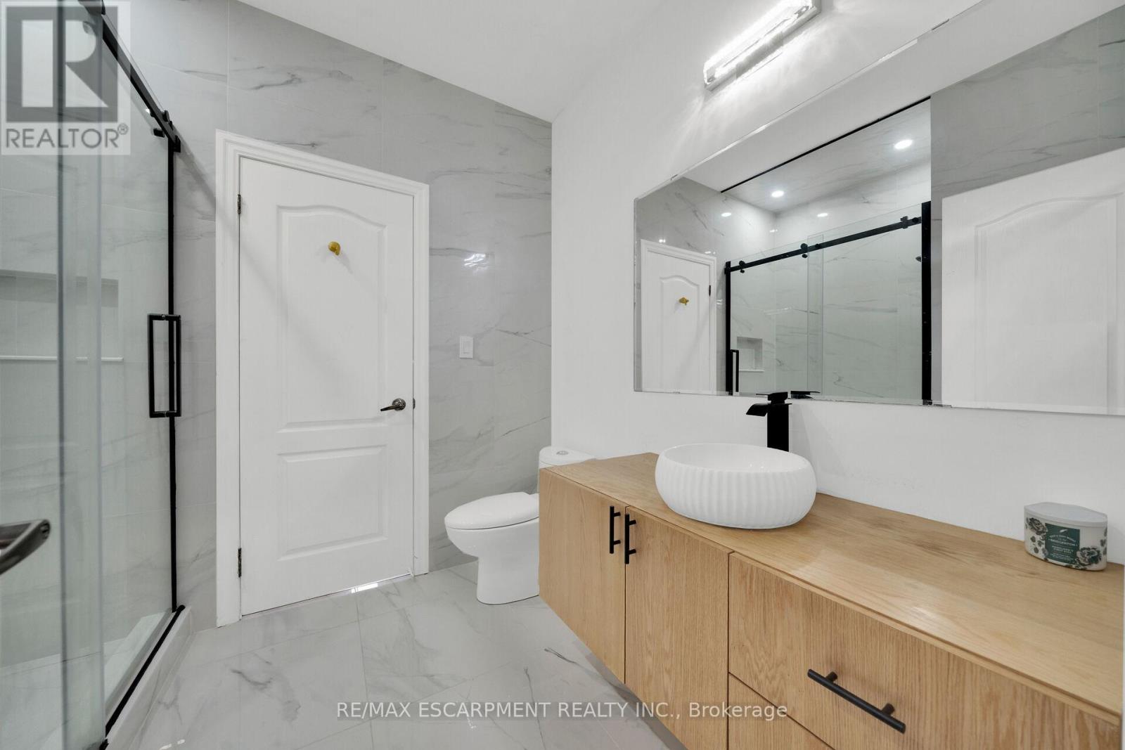 Photo 20 of 48 Montreal Circle, Hamilton ON