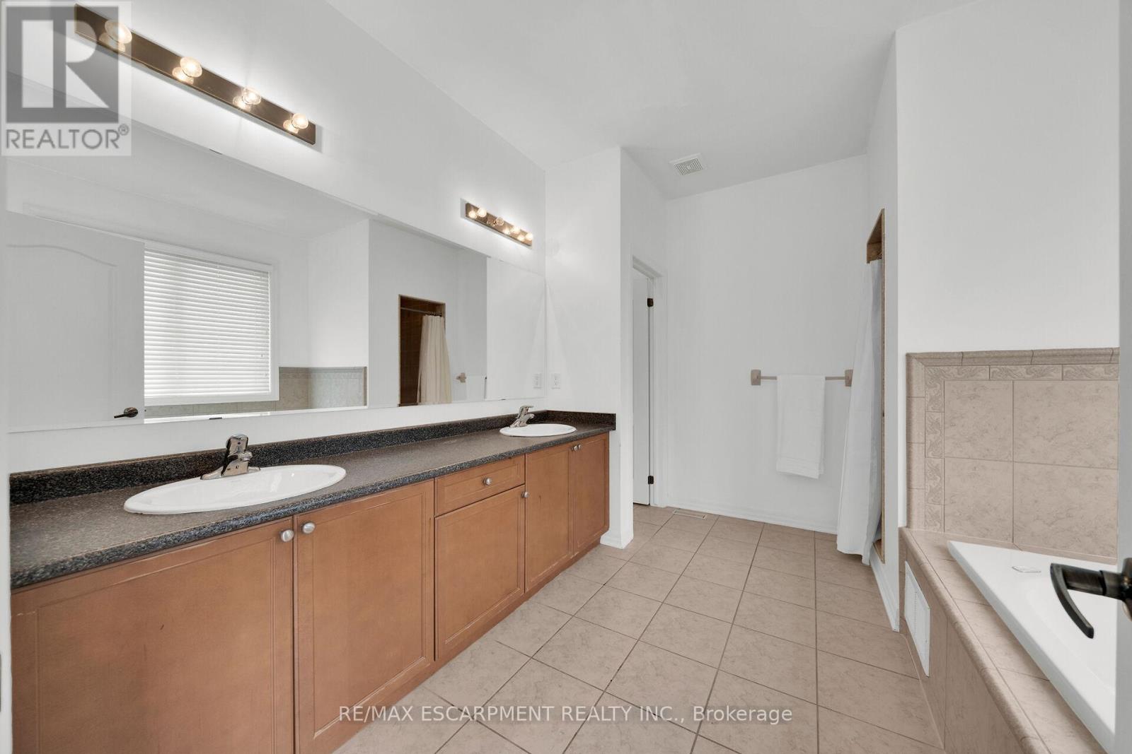Photo 23 of 48 Montreal Circle, Hamilton ON