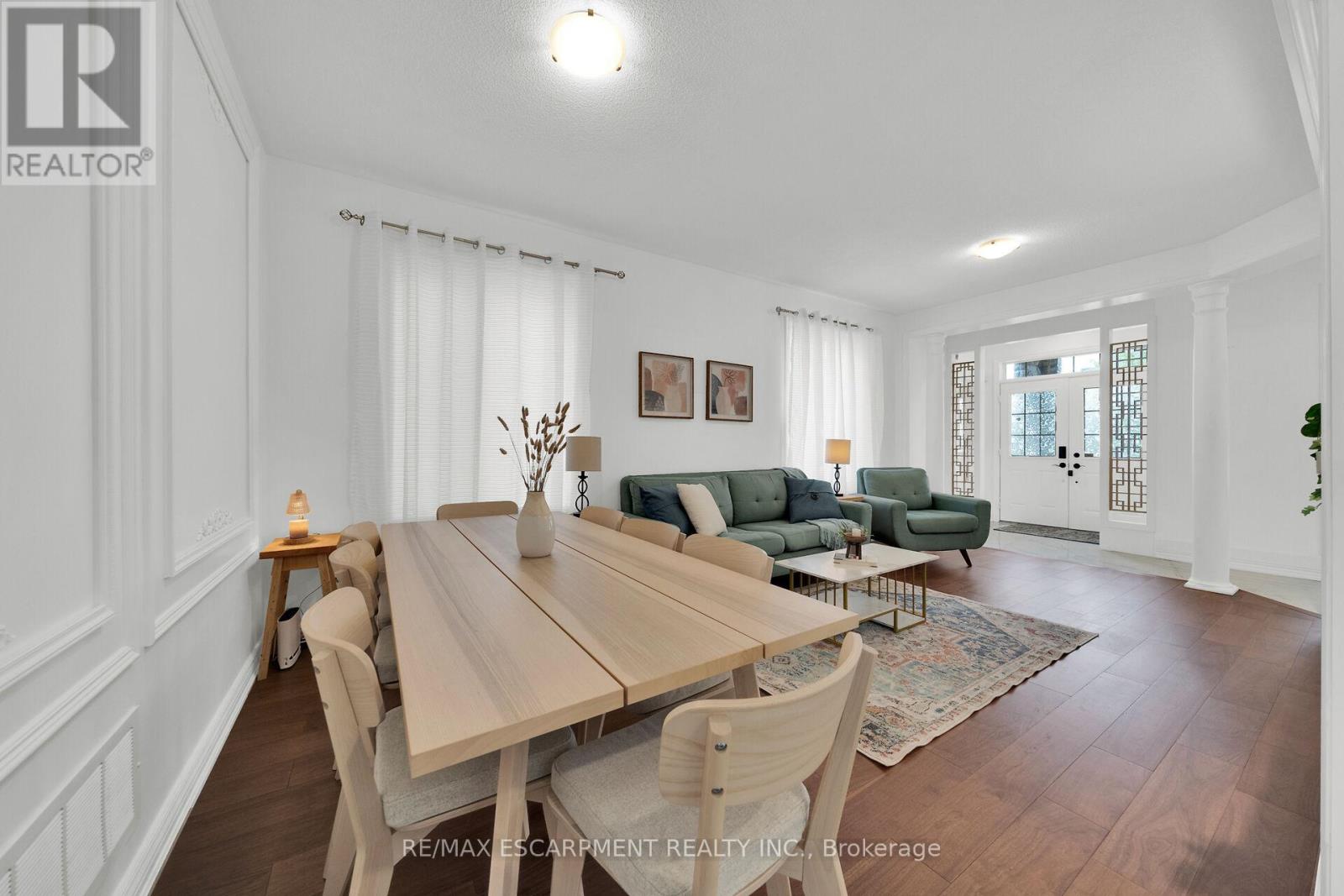 Photo 8 of 48 Montreal Circle, Hamilton ON
