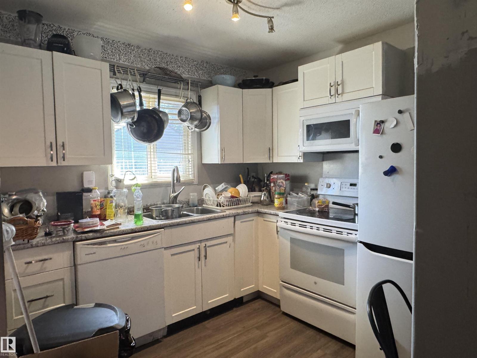 Photo 3 of 3322 116 A Av Nw, Edmonton AB