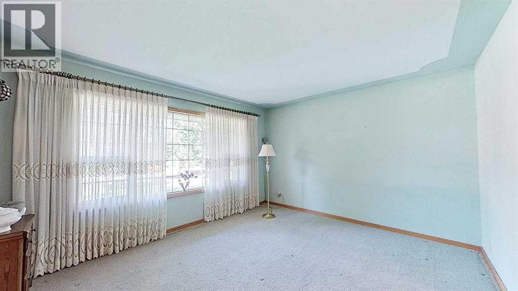Photo 3 of 47 Montrose Crescent Ne, Calgary AB