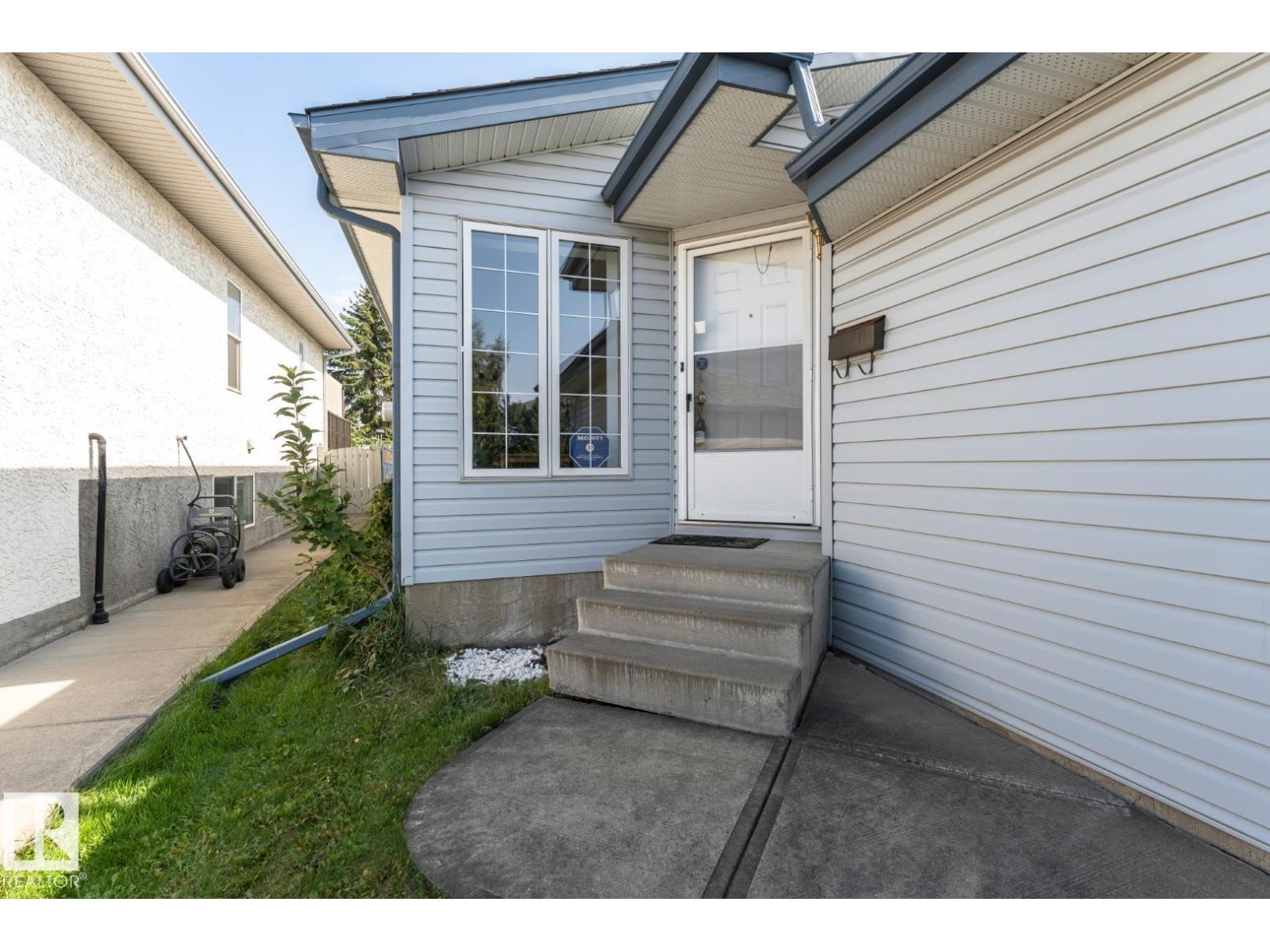 Photo 2 of 15019 128 St Nw, Edmonton AB