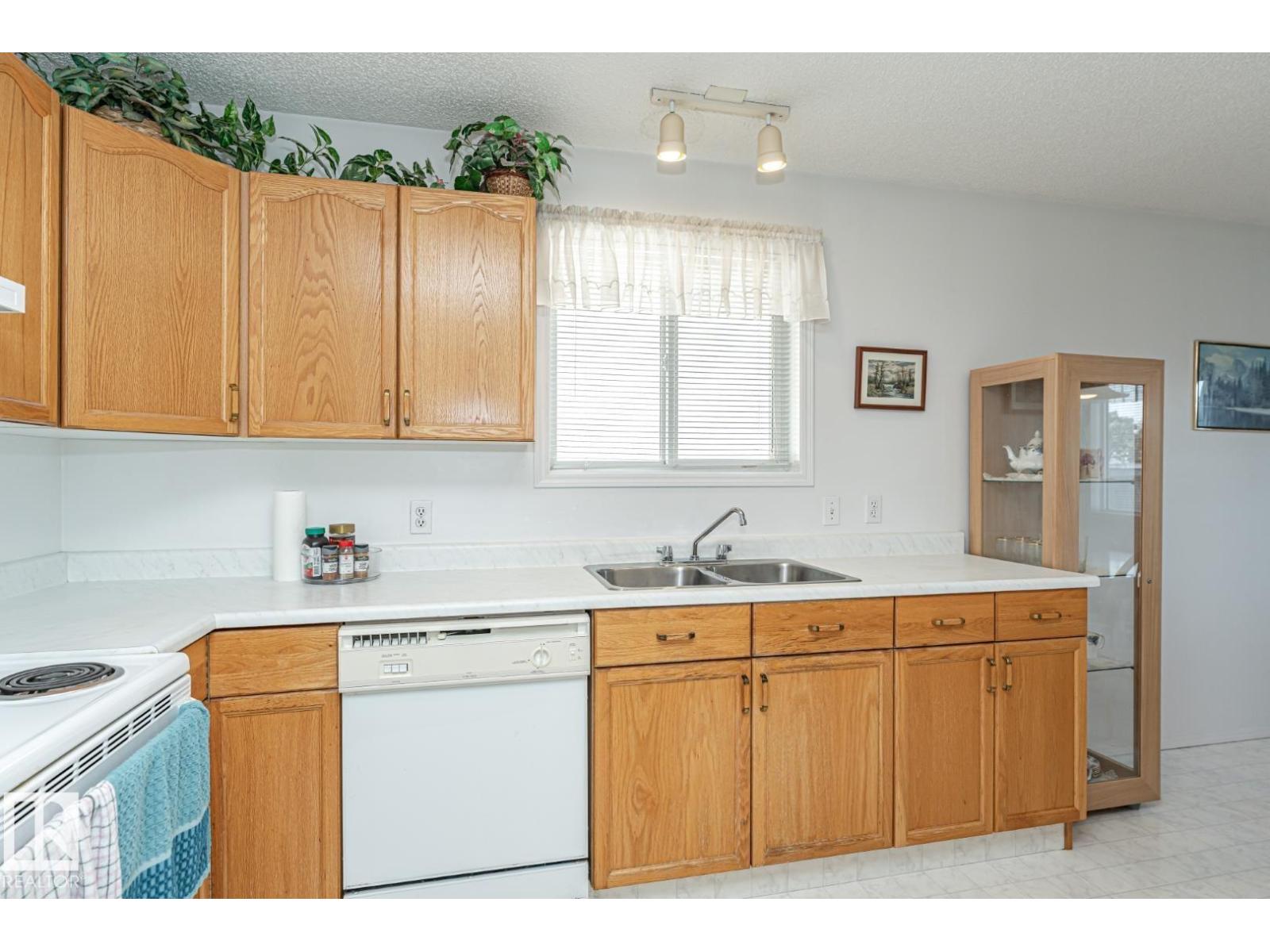 Photo 9 of 15019 128 St Nw, Edmonton AB