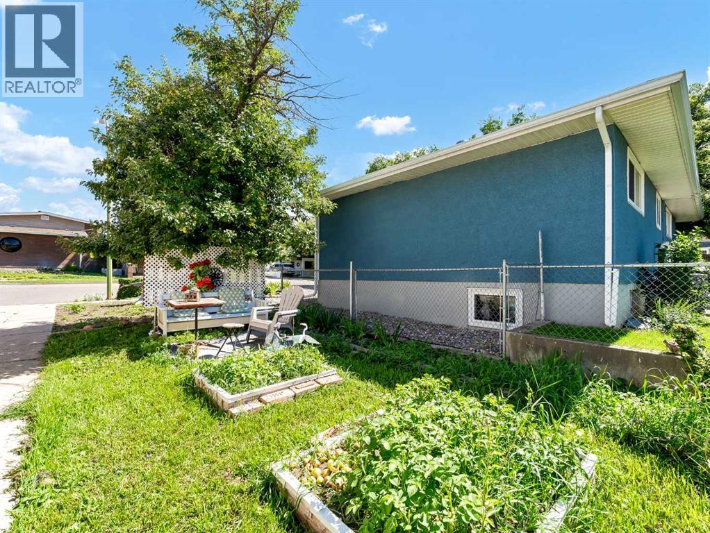 Photo 6 of 1702 15 Avenue Se, Medicine Hat AB