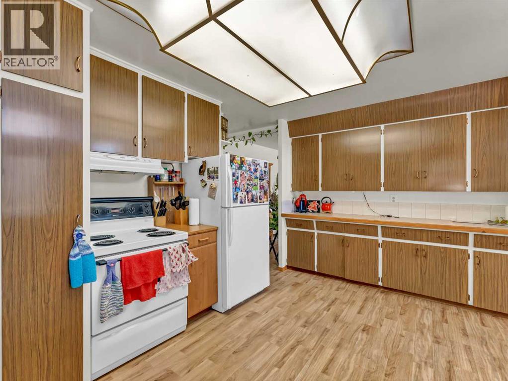 Photo 20 of 1702 15 Avenue Se, Medicine Hat AB