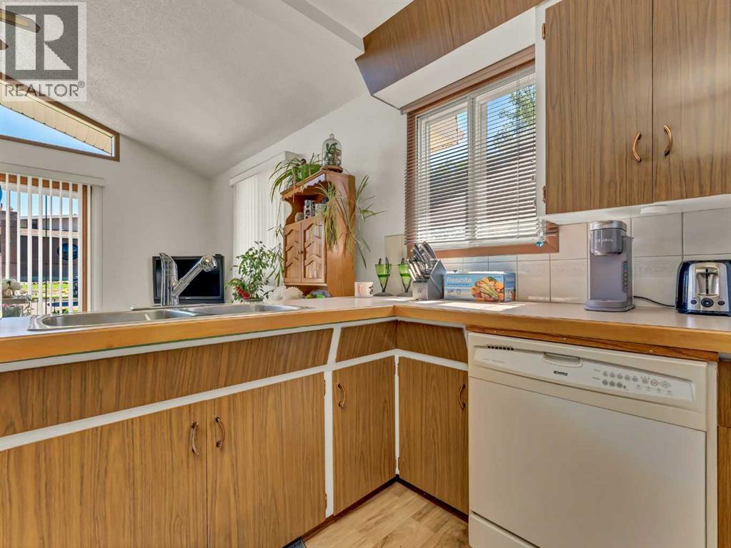 Photo 22 of 1702 15 Avenue Se, Medicine Hat AB